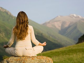 Meditieren und Yoga üben in den Bergen