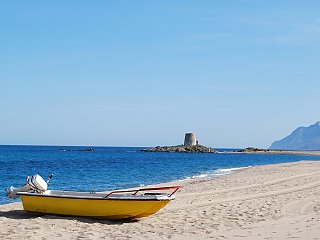 Entspannen Sie am menschenleeren Strand von Torre di Bari