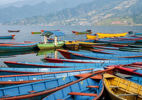 So bunt wie die Kultur sind auch die Boote in Nepal
