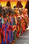 Bunte Kostüme und traditionelle Masken beim Jambay Lhakhang Drup Festival
