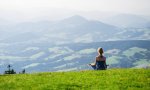 Bei einer Meditation mit Blick auf die Berge entspannen