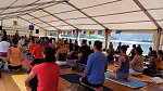 Gemeinsames Yoga üben direkt am See