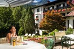 Genießen Sie die Sonnenstrahlen auf der schönen Sonnenterrasse im Garten des Hotels