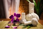 Entspannen Sie bei einer ayurvedischen Massage mit Kräuterstempeln