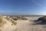 Tiefes Einatmen an der Brandung der Nordsee