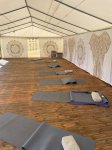 Tücher und Verzierungen machen diesen Yogaraum zu etwas besonderem.