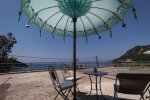 Den Ausblick über die griechische Küste genießen-...