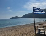 Griechenlands Flagge spiegelt wirklich die Farben den Landes wieder.