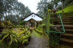 Das Restaurant fügt sich in die Natur des Sitaram Mountain Retreats ein
