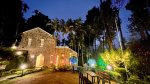 Das Sitaram Mountain Retreat bei Nacht