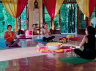 Wohlfühlen mit Yoga und Massagen