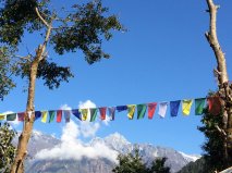 Die typisch tibetischen Gebetsfahnen werden Ihnen auf der Wanderung häufig begegnen