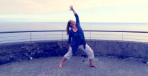 Yogalehrerin Catrin Müller genießt den Sonnenuntergang am Meer