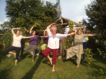 Yogalehrerin Birgid Rau und ihre Yoga Gruppe