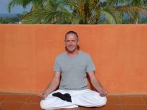 NEUE WEGE Yogalehrer Karl Semelka