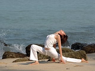 Bei einer NEUE WEGE Yoga-Reise am Meer Yoga üben