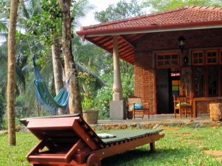 Die aus Natursteinen und Lehmbrandziegeln gebauten Bungalows laden zum Wohlfühlen ein