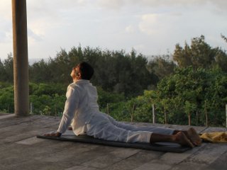 Üben Sie gemeinsam mit anderen Gästen des Oasis Ayurveda Resorts Yoga