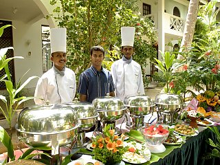 Bedienen Sie sich am leckeren ayurvedischen Buffet im Palmengarten des Surya Lanka