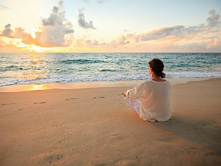 Bei einer Meditation am Strand ganz bei sich sein