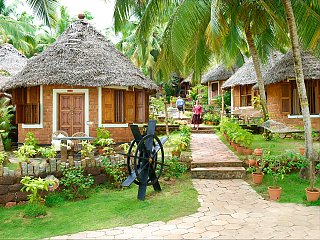 Inmitten des Palmenhains wohnen Sie in gemütlichen Zimmern Cottages in kleinen Bungalows