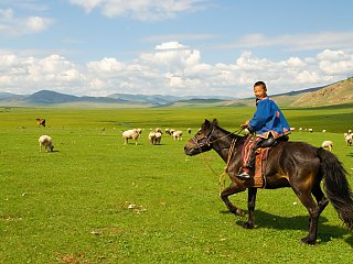 Schon die junge mongolische Bevölkerung perfektioniert die Kunst des Reitens