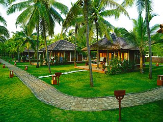 Die Bungalows des Nattika Beach Resort befinden sich inmitten eines tropischen Gartens