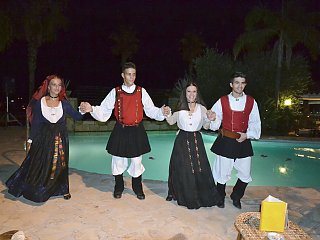 Lassen Sie sich von dem abwechslungsreichen Abendprogramm im Hotel Galanìas überraschen