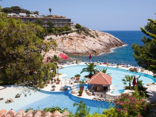 Freuen Sie sich auf ein Naturfelsen-Hallenbad mit Jacuzzi und einer Poollandschaft mit Süß- und Meerwasserpool 
