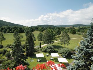 Eingebettet in die idyllische Hügellandschaft der bayerischen Rhön liegt das Kunzmann´s Hotel