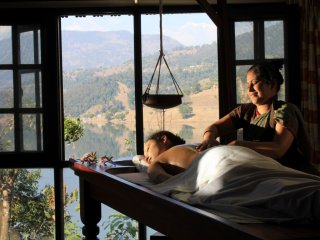 Gönnen Sie sich eine wohltuende Ayurveda-Behandlung im Begnas Lake 