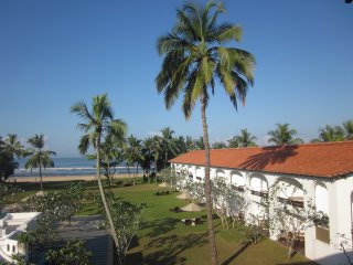 Vom Balkon aus haben Sie einen wunderschönen Blick auf den Garten und das Meer