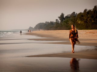 Genießen Sie stimmungsvolle Sonnenuntergänge bei einem Spaziergang am langen Sandstrand