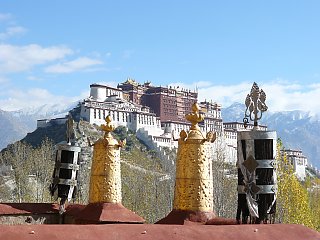 Der Potala Palast diente in der Vergangenheit u.a. als Regierungssitz, Kloster und Residenz mehrerer Dalai Lamas