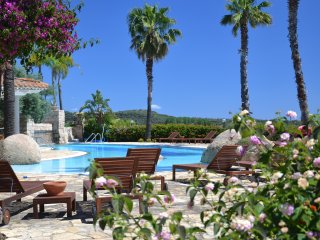 Gönnen Sie sich im Pool des Hotels Galanias ein erfrischendes Bad