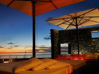 Entspannen Sie beim Sonnenuntergang auf der Terrasse im Hotel Estalagem
