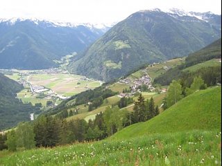 Gyöngyi Hajdú gab Luna Yoga bei der schönen Südtiroler Landschaft im Naturhotel Moosmair