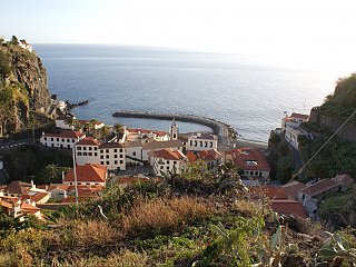 Auf einer Klippe liegend, über dem Ort Ponta do Sol auf Madeira, finden Sie das Design Hotel Estalagem