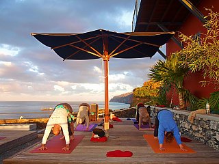 Wohltuende Yoga-Einheiten auf der Terrasse des Hotel Estalagem