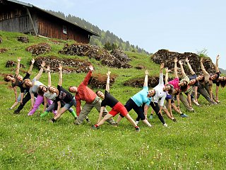 Yogagruppe mit Iyengar-Yogalehrerin Uli Hawel