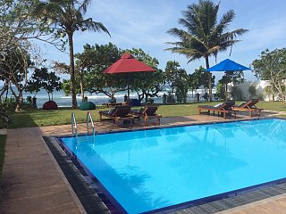 Erholen Sie sich am Pool mit Blick aufs Meer