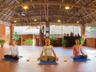 In der gemütlichen Yogahalle des Manaltheeram können Sie an den täglichen Yoga- und Meditationsstunden teilnehmen