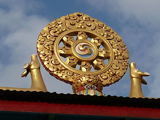 Das Rad des Lebens finden Sie an vielen Eingängen von Klöstern in Bhutan
