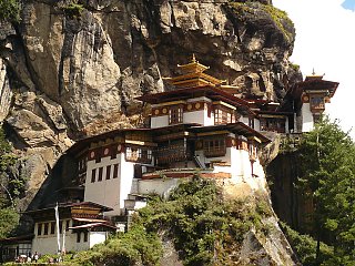 Das berühmte buddhistische Kloster Taktshang in 3120 Meter Höhe