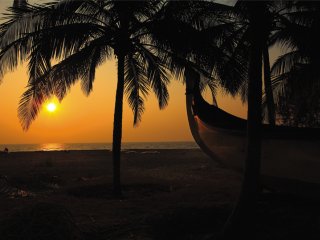 Der glühende Sonnenuntergang am Indischen Meer