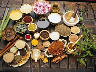 Vielfältige ayurvedische Gewürze helfen Ihnen neue Energie zu danken