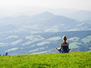 Bei einer Meditation mit Blick auf die Berge entspannen