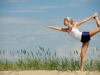 Aktivieren Sie Ihren Körper und Geist während einer erfrischenden Yogastunde am Strand