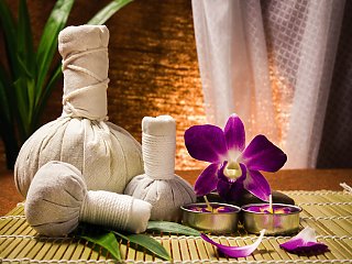 Entspannen Sie bei einer ayurvedischen Massage mit Kräuterstempeln