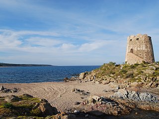 Der naturbelassene Sandstrand Torre di Bari lädt zu Strandspaziergängen ein